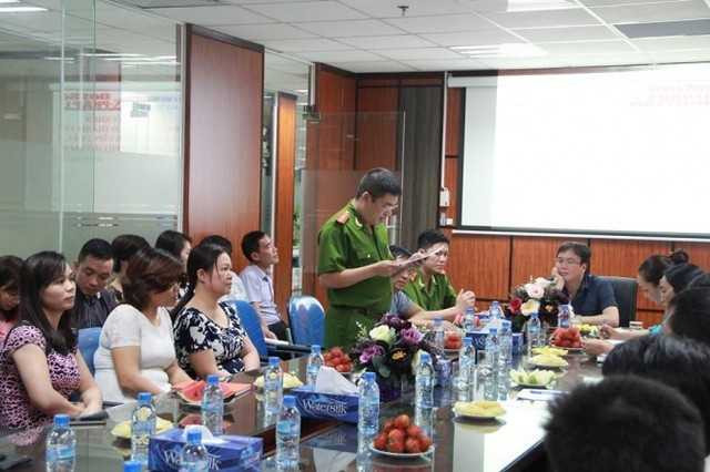 Công an Hà Nội tặng bằng khen cho hai phóng viên