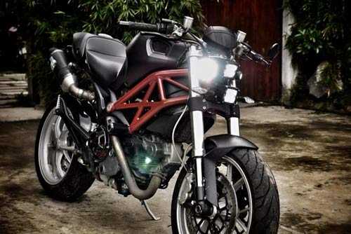 Chiếc xe Ducati Monster 1100 được gọi là 'vợ lớn'. Đây là chiếc mô tô đầu tiên nam diễn viên mua tại Việt Nam năm 2010 với mức giá gần 700 triệu đồng. Chiếc xe được sơn sang màu đen, gắn đèn LED và có thêm pô mới, bộ chống đổ.