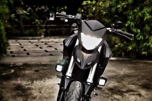 'Vợ bé' là Ducati Hypermotard - siêu mô tô có biệt danh 'chiến binh đường phố'. Johnny mua từ tháng 5/2014. Anh thay màu đỏ ban đầu bằng màu đen tuyền.