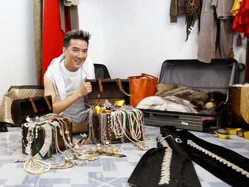 Mr. Đàm và bộ gia tài đồ trang sức để phục vụ quay MV và đi diễn.