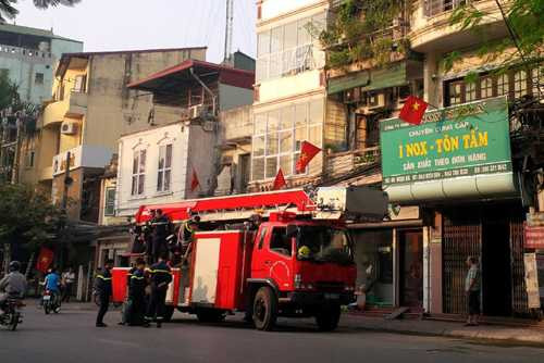 Hà Nội: Cảnh sát vây bắt kẻ gây náo loạn trên nóc nhà