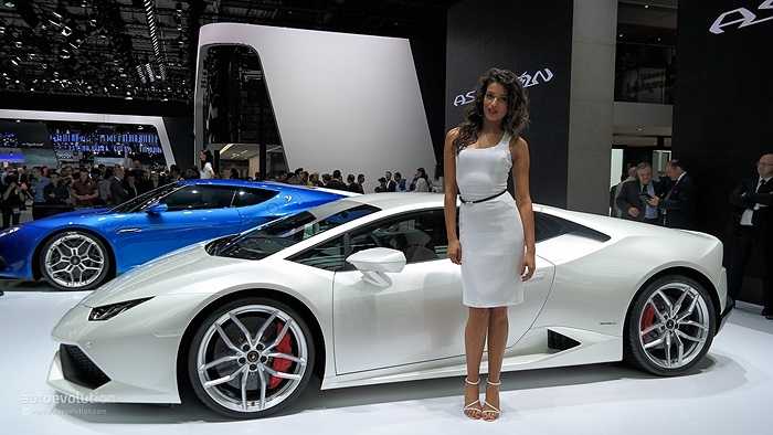 Chiếc xe màu xanh bên cạnh Huracan là chiếc xe thứ 2 mà hãng xe Ý trưng bày tại triển lãm. Đó là phiên bản Lamborghini Asterion sử dụng động cơ Hybrid, lần đầu tiên được Lamborghini giới thiệu ra công chúng.