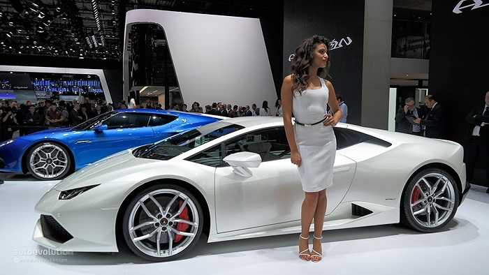 Những người mẫu gốc Ý cũng là điểm nhấn quan trọng tại khu vực trưng bày của Lamborghini, thu hút mọi ánh nhìn từ tông màu xe đến sự quyến rũ của những siêu mẫu Italy.