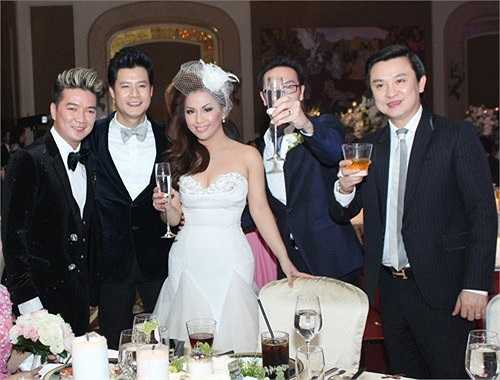 Minh Tuyết nổi tiếng là thành viên xinh đẹp, sexy nhất trong 3 chị em. Đầu năm 2013, nữ ca sĩ này cũng đã lên xe hoa với một doanh nhân Việt kiều khá giàu có tại Mỹ.