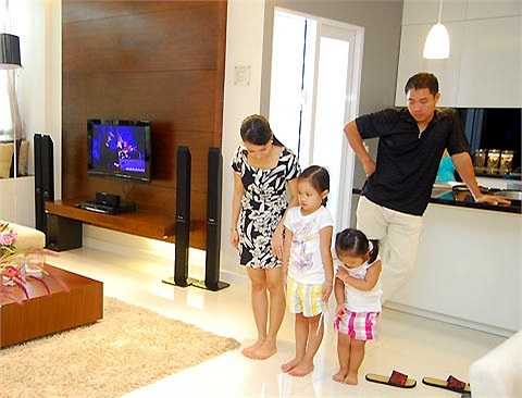 Hà Phương lại kiên định đi theo con đường kinh doanh và đứng sau sự nghiệp lừng lẫy của chồng.
