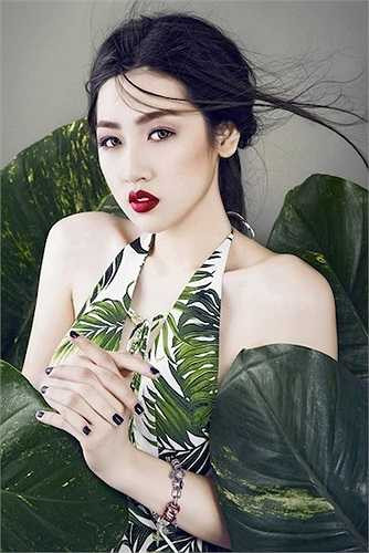 Lỗi photoshop cũng khiến gương mặt cô trở nên cứng đơ như vừa dao kéo hỏng. Để có được hõm xương quai xanh gợi cảm, người chỉnh ảnh đã tạo cho Tú Anh một hố sâu đáng sợ. 