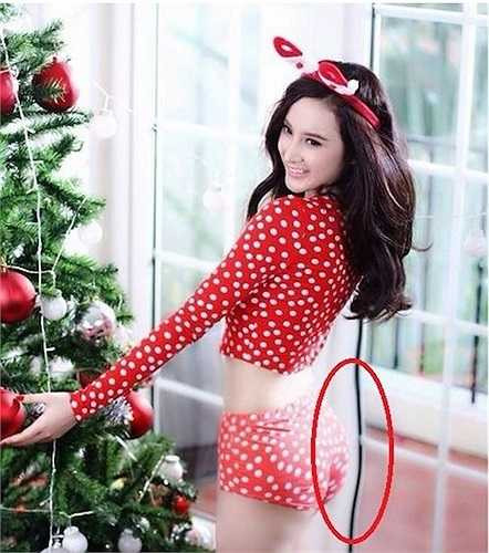 Dấu tích chỉnh sửa vòng ba của 'bà mẹ nhí' Angela Phương Trinh hiện lên rõ ràng qua cánh cửa bị bóp méo. 