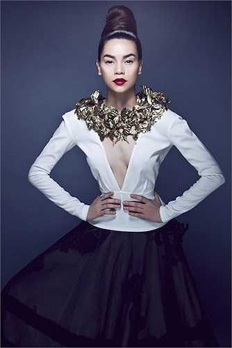 Bức ảnh của Hà Hồ bị cư dân mạng nhận xét photoshop quá tay, biến nữ hoàng giải trí thành dị nhân với vòng eo nhỏ chỉ bằng nửa độ dài của vai và vòng một méo mó qua lớp voan mỏng. 