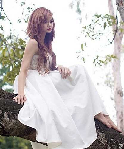 'Cô dâu' Trương Quỳnh Anh với chiếc cằm nhọn hoắt và mỏng không tưởng. (Theo Zing)