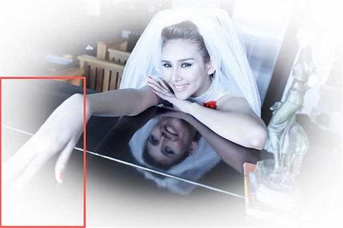 Ở một shoot hình khác, bàn tay phải của nữ người mẫu bị kéo dài một cách bất thường. 