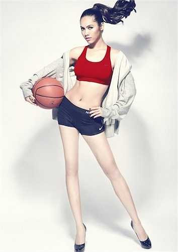 Mắt thường cũng có thể nhìn rõ trong bức ảnh này, đôi chân của Á hậu Hoàng My đã bị biến dạng - một bên to, một bên nhỏ. 