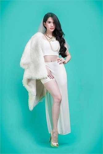 Ngọc Trinh từng khiến cộng đồng mạng xôn xao với bức ảnh bị mất chân trái. Đây là lỗi photoshop mà nhiều ê-kíp quốc tế cũng mắc phải. 