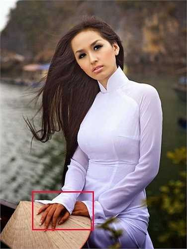 Vì lỗi photoshop mà Hoa hậu Mai Phương Thúy trở thành 'người kỳ dị' với hai màu da khác biệt ở gương mặt và bàn tay. 