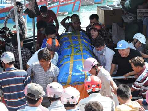 Lý Sơn, nghẹn lòng, đón thi thể, ngư dân, tử nạn, trở về