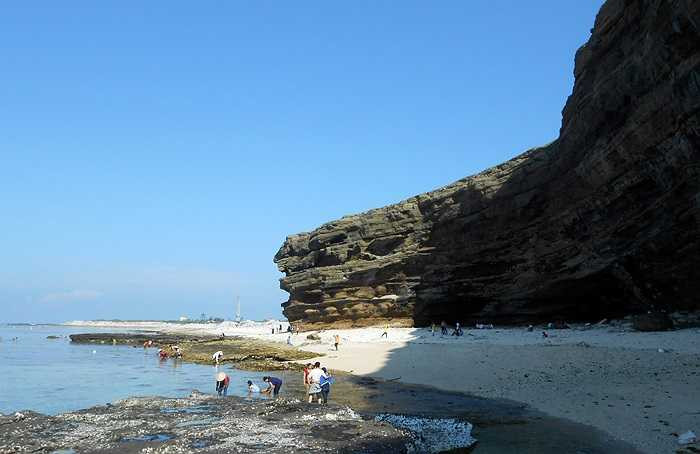 Hang Câu, một trong những thắng cảnh thu hút du khách đến với Lý Sơn.