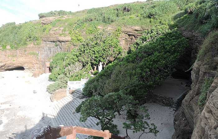 Chùa Hang huyền bí.