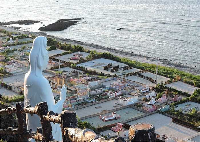 Tượng Phật Quán Thế Âm trên đỉnh núi Giếng Tiền.