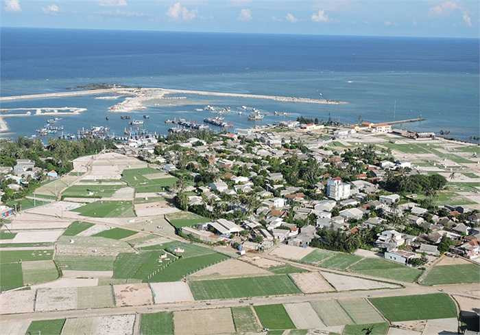 Đảo tiền tiêu Lý Sơn nhìn từ trên cao.
