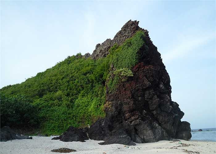 Kỳ thú Hòn Đụn trên đảo Bé.