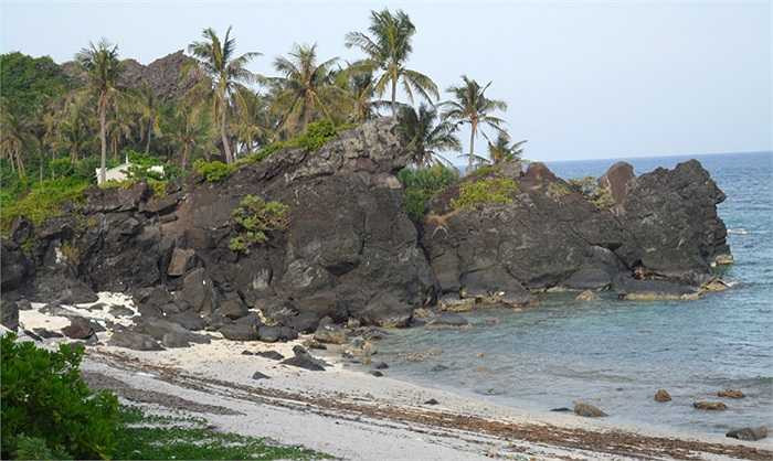 Gành Đá Đen trên đảo Bé.