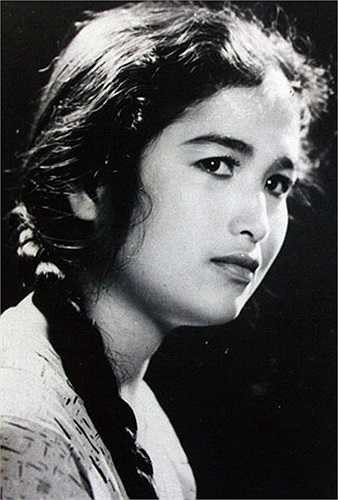 Không chỉ tài năng, Trà Giang còn được biết đến như người đẹp có nhan sắc xuyên thế kỷ