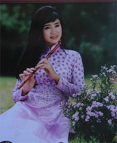 Người đẹp xứ Tuyên luôn hút ống kính bởi diễn xuất tinh tế cùng gương mặt đẹp hiền dịu, mỏng manh. Thu Hà là một trong số ít những biểu tượng nhan sắc cho đến tận ngày nay của làng điện ảnh Việt