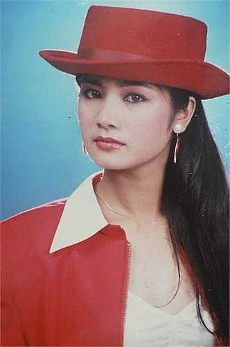 Dưới ánh đèn sân khấu, sắc đẹp của người con gái xứ Tuyên càng rực rỡ nhưng sự hấp lực của vai diễn lại tỏa sáng từ nội tâm. 