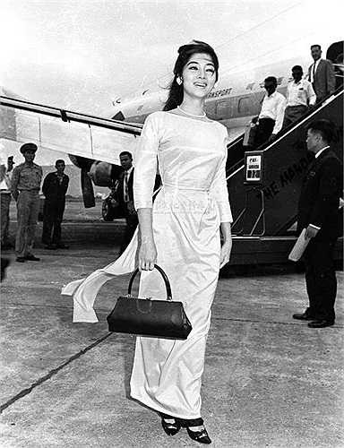 Sự nghiệp nở rộ, sắc đẹp ngọt ngào và cả cuộc sống gia đình êm ấm bên Giáo sư, Tiến sĩ Nguyễn Xuân Oánh - người từng tốt nghiệp Đại học Harvard khiến cuộc sống của Thẩm Thúy Hằng luôn là niềm mơ ước với nhiều người