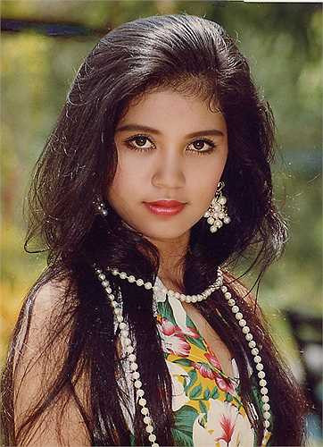 Việt Trinh sinh năm 1972, trong một gia đình nghèo. Ngay từ khi bén duyên với nghệ thuật thứ 7, cô gái có đôi mắt to tròn nhưng ẩn chứa nỗi buồn sâu thẳm đã được nhắm vào những vai diễn có số phận bi lụy. Đỉnh cao thành công trong sự nghiệp của Việt Trinh là “Người đẹp Tây Đô”