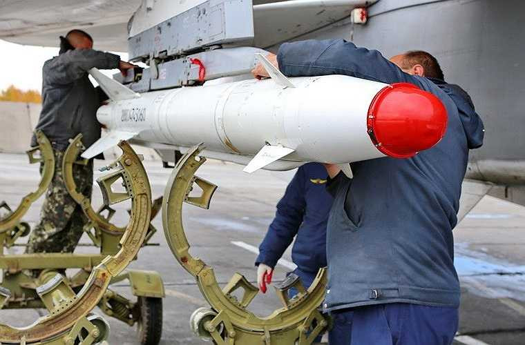 Theo báo cáo của Tổng công ty Tên lửa Chiến thuật Nga (KTRV) được tiết lộ năm 2012, công ty đã chuyển giao số lượng lớn các tên lửa không đối đất Kh-25 cho Không quân Nhân dân Việt Nam. Loại tên lửa này được trang bị chủ yếu trên các máy bay cường kích Su-22M4 và tiêm kích đa năng Su-30MK2 của Không quân Nhân dân Việt Nam.