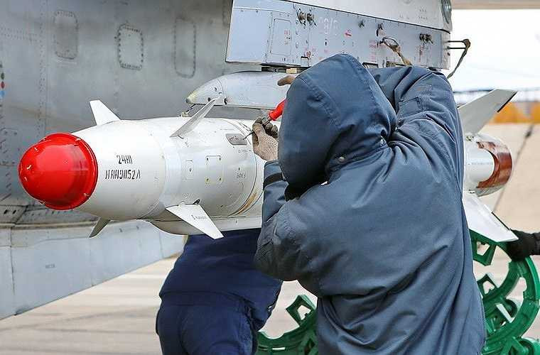 Nó có trọng lượng 299kg, dài 370,5cm, đường kính thân 27,5cm, sải cánh 75,5cm. 