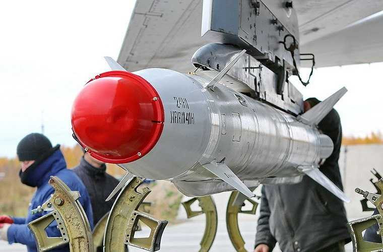 Kh-25ML dùng 2 loại đầu đạn tấn công là kích nổ và xuyên nổ, đầu đạn kích nổ ra một lỗ nhỏ trên vật cản để xuyên luồng khí nóng và phá hủy mục tiêu phía sau, và loại đầu đạn xuyên nổ sẽ xuyên thủng vật cản sau đó phát nổ mục tiêu. Do đó nó rất hữu hiệu khi chống mục tiêu ẩn sau chướng ngại vật hoặc mục tiêu bọc thép.