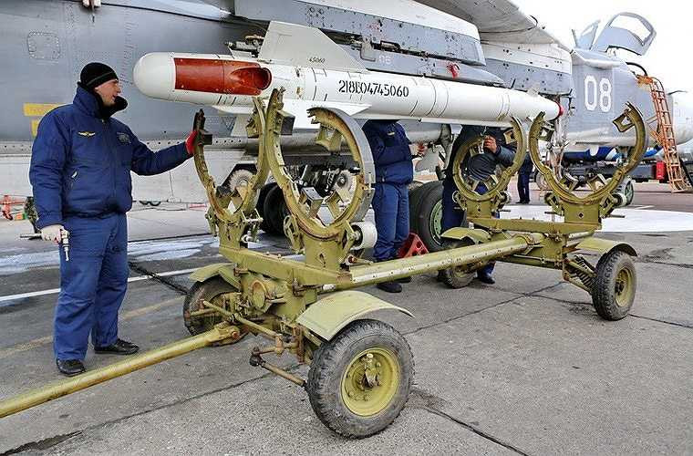 Kh-25ML đạt tầm bắn 11km, tốc độ hành trình 1.370-2.410km/h. Tên lửa có thể được phóng thẳng hoặc phóng khi máy bay bổ nhào góc -40 độ. 