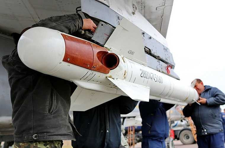 Cận cảnh vòi phun động cơ rocket nhiên liệu rắn trên Kh-25ML.