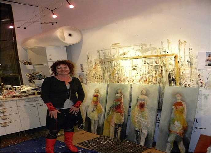 Chara làm việc dưới bút danh 'Fabulous Cat'