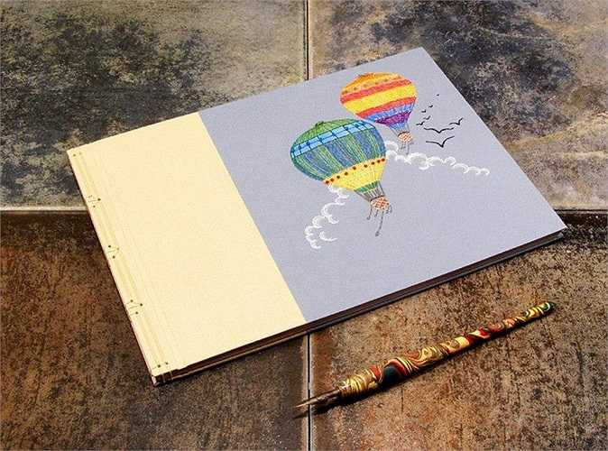 Chara chia sẻ: 'Bắt nguồn từ sở thích cá nhân, tôi sử dụng sổ tay thêu tranh mỗi ngày, tôi đã có ý tưởng kết hợp hai tình yêu này và tạo ra những quyển sổ tay thêu. Tôi thích chúng và muốn chia sẻ với mọi người'.