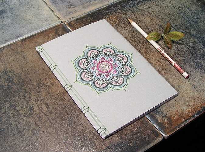 Hiện tại Chara đang sở hữu một cửa hàng chuyên cung cấp các sản phẩm thêu tay mang tên 'Fabulous Cat Papers'