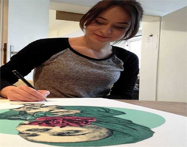 Cô gái tài năng này có thể làm việc mọi lúc mọi nơi