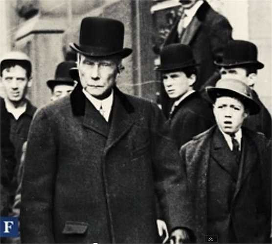 Năm 1918, dân số Mỹ là 105 triệu người, với thu nhập trung bình của mỗi hộ gia đình là 1.518 USD. Đến năm 2014, Mỹ có số dân khoảng 313,9 triệu người, và thu nhập mỗi hộ là 53.046 USD.