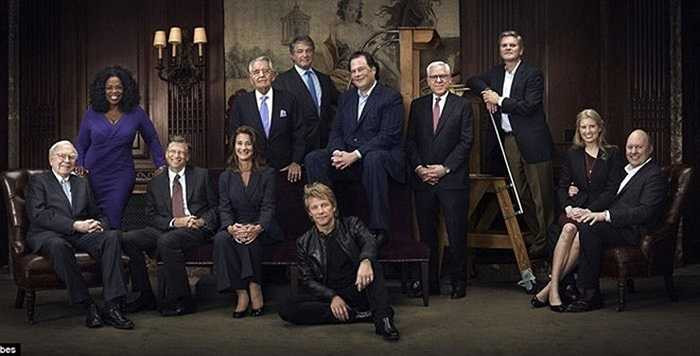 Trước đây, nhà giàu Mỹ thường ăn vận những bộ cánh kiểu cách để khẳng định đẳng cấp, nhưng nay, người ta ăn vận có phần phóng khoáng và đơn giản hơn, chủ yếu dựa trên nhãn hiệu thời trang cũng như sở thích cá nhân.