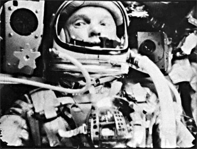 'Glenn trong quỹ đạo', chụp năm 1962. 10 tháng sau khi Yuri Gagarin lần đầu tiên đặt chân ra ngoài vũ trụ, John Glenn có cơ hội được trải nghiệm chuyến đi thú vị này, và ông trở thành người hùng quốc gia ngay sau khi trở về.