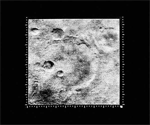 'Miệng núi lửa trên sao Hỏa' được chụp năm 1965. Lần đầu tiên cận cảnh bề mặt sao Hỏa được ghi lại dưới ống kính của tàu vũ trụ Mariner 4. Bức ảnh này làm dập tắt hy vọng tìm kiếm dấu hiệu của sự sống trên hành tinh này.