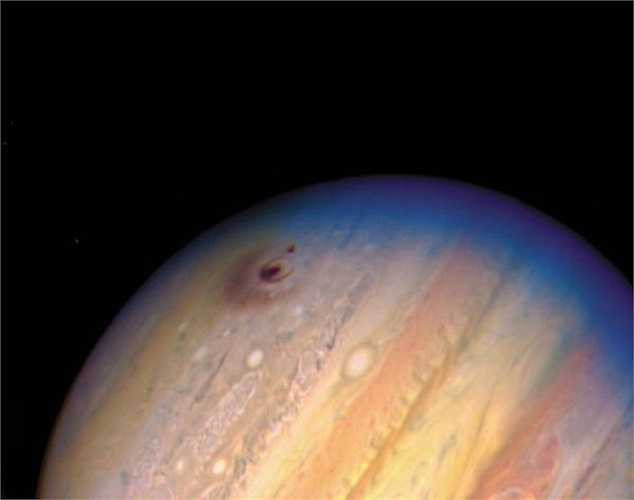 Bức ảnh chụp lại sao chổi Shoemaker-Levy vào năm 1994. Sau khi các nhà khoa học dự đoán sao chổi Shoemaker-Levy sẽ vỡ ra và va chạm với sao Mộc, thì tất cả các cỗ máy quan sát bầu trời đều được khởi động để dõi theo sự kiện này.