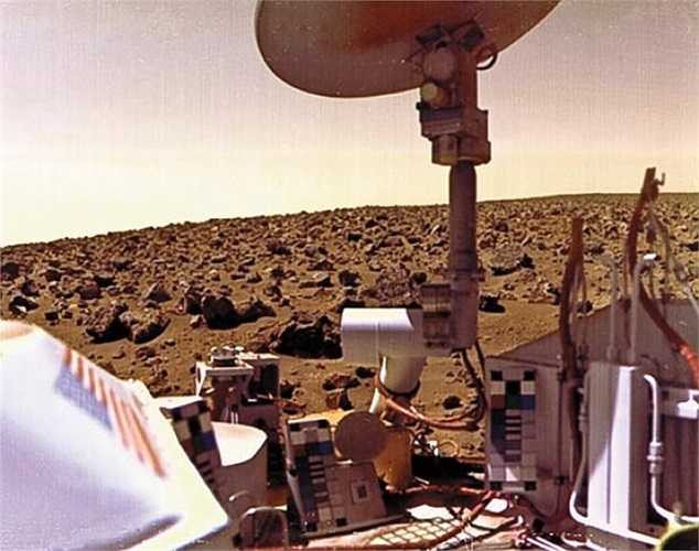 Viking 2 trên sao Hỏa, chụp năm 1976. Viking 2 đã tiếp đất tại cao nguyên Utopia trên bề mặt sao Hỏa vào ngày 3/9/1976. Do lớp bụi trong không khí mà bầu trời trên sao Hỏa được nhuộm màu hồng nhạt.