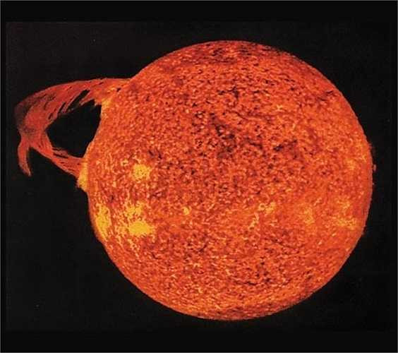 Lửa Mặt trời từ Skylab, chụp năm 1973. Vệ tinh nhân tạo của NASA đã dừng tại khoảng không giữa Trái đất và Mặt trời để quan sát vị trí của các vì sao. Các nhà khoa học tại trạm không gian Skylab nghiên cứu về Mặt trời từ năm 1970. 