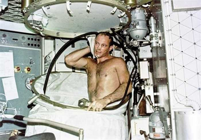 Bồn tắm trên Skylab, chụp năm 1973. Trạm không gian đầu tiên của Mỹ được trang bị khá đầy đủ tiện nghi. Jack Lousma (ảnh) đang trong thời gian thực hiện chuyến du hành lần thứ 2 kéo dài 59 ngày. 