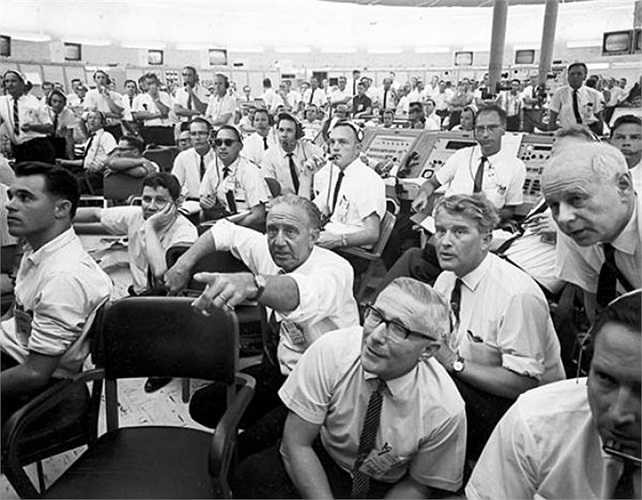 Sự kiện phóng thành công tên lửa Saturn 1, được chụp năm 1965. Nhóm chế tạo tên lửa Saturn gồm các kĩ sư gốc Đức, hầu hết họ đều công tác tại Trung tâm tên lửa đẩy Marshall, Alabama. 