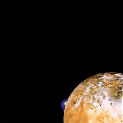 Núi lửa phun trào từ Trái đất, chụp năm 1979. Một trong số những khám phá quan trọng nhất trong sứ mệnh của Voyager 1 là nghiên cứu quá trình phun trào núi lửa trên Trái đất diễn ra và tác động ra sao đến bầu khí quyển.