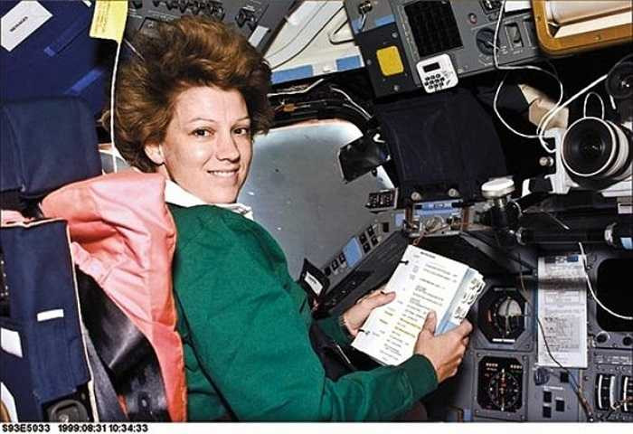Eileen Collins, chụp năm 1999. Nữ phi hành gia người Mỹ trên cabin tàu con thoi ở ngoài không gian. Đối với NASA, bất cứ phụ nữ nào lên tàu vũ trụ, ra ngoài không gian luôn là sự kiện trọng đại.