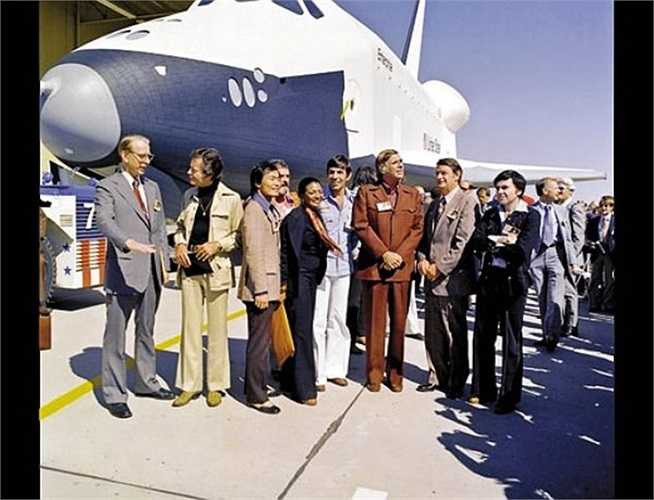 Tàu con thoi Enterprise cùng các minh tinh màn bạc, chụp năm 1976. Sự tưởng tượng của các nhà làm phim là chất xúc tác, truyền cảm hứng cho khoa học. Khoa học vũ trụ cũng luôn là nguồn đề tài hấp dẫn của Hollywood.